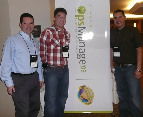 Hender Molina de Servicios RFID junto a Andrew Fingal y Veromar Werleman de WEB Aruba N.V.